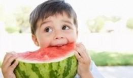 小孩打架吃瓜图片,围观小孩打架，吃瓜群众现场直击