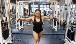 健身女孩吃瓜,吃瓜养生两不误