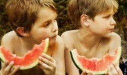 小孩打架吃瓜图片,围观小孩打架，吃瓜群众现场直击