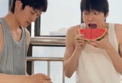 情侣居家吃瓜,情侣共享瓜果乐趣