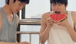 情侣居家吃瓜,情侣共享瓜果乐趣